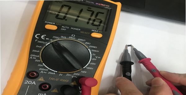 萬能表測正負極