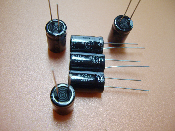 瓷片電容及電解電容的區別 瓷片電容及電解電容的區別